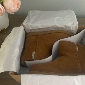New in Box UGG Women’s Cory II Ankle Boots in Chestnut - Size 7